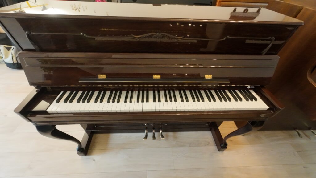 Piano droit ED. SEILER 112 en acajou brillant